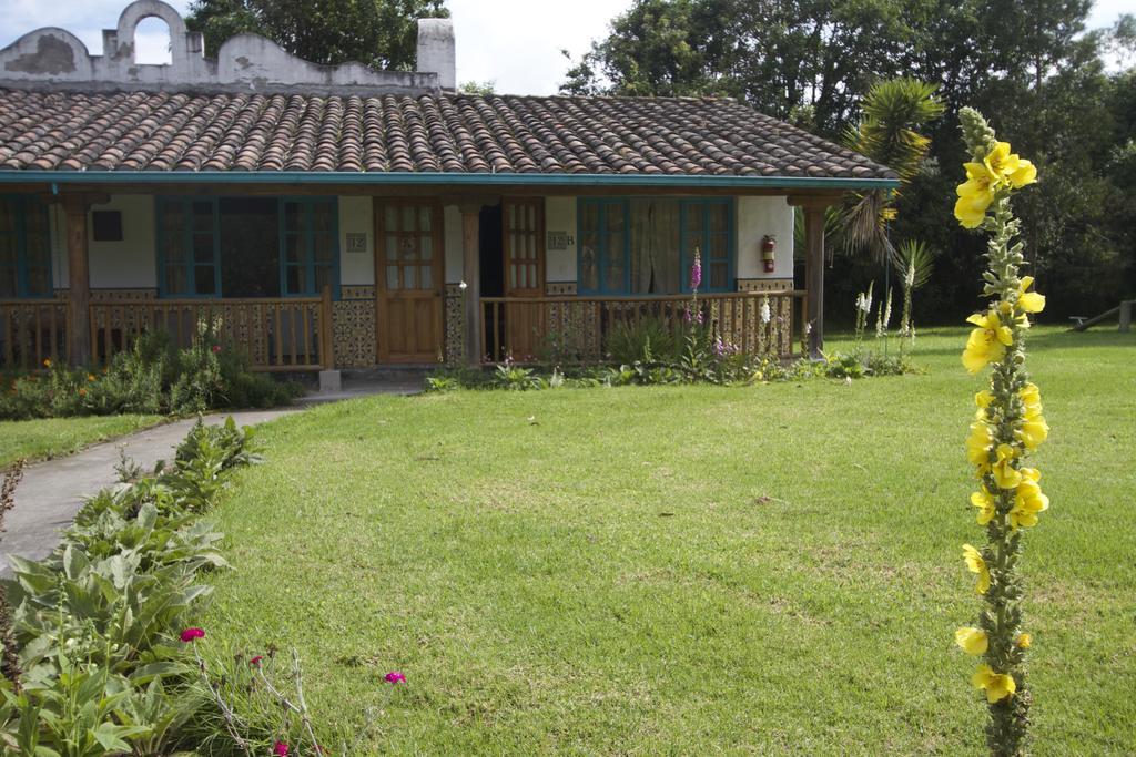 Las Palmeras Inn Отавало Экстерьер фото