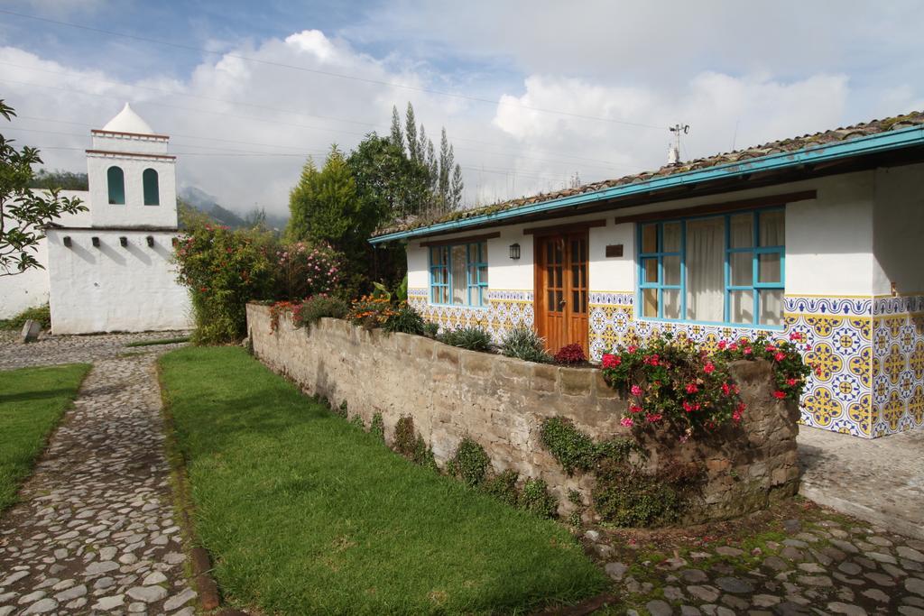 Las Palmeras Inn Отавало Экстерьер фото