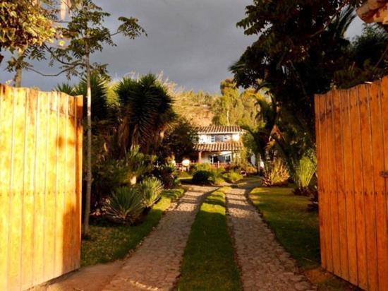 Las Palmeras Inn Отавало Экстерьер фото